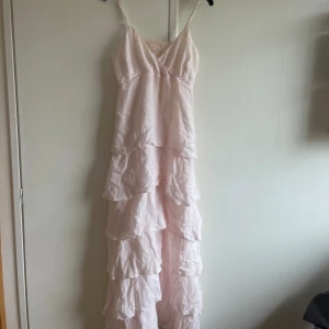 Sommarklänning - Så sjukt vacker ljusrosa klänning med volanger i äkta linne från bramting. Hade gärna haft på mig denna i sommar men den är tyvärr för liten för mig! Storlek S och är till anklarna på mig som är 175cm lång❤️