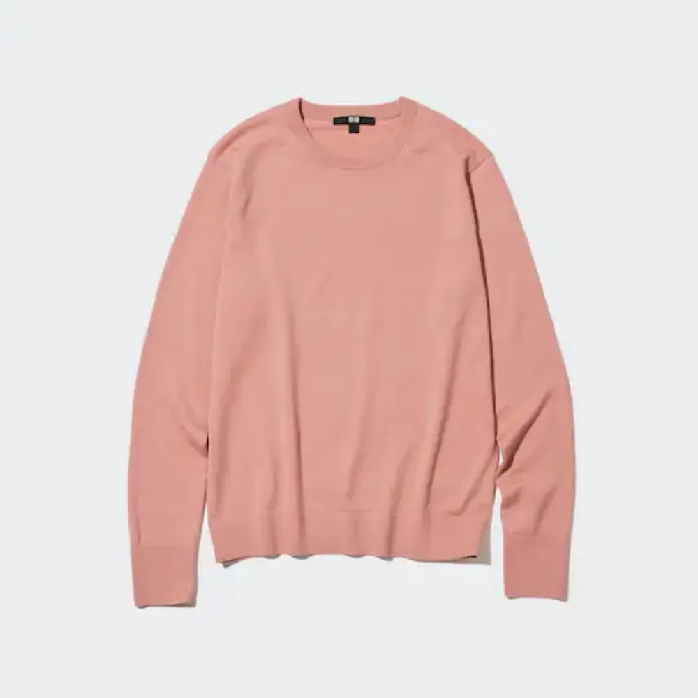 Säljer min tröja från uniqlo i storlek xs, jättefin färg till sommaren och våren!! Finstickat material 🫶🏼färgen lutar åt det rosa hållet, nypris 349kr. Stickat.