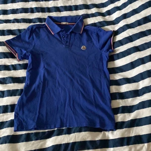 Moncler pike - Skick 10/10  Storlek M Använd 1-3 gånger  Ingen box eller kvitto Men QR-kod funkar och allt 