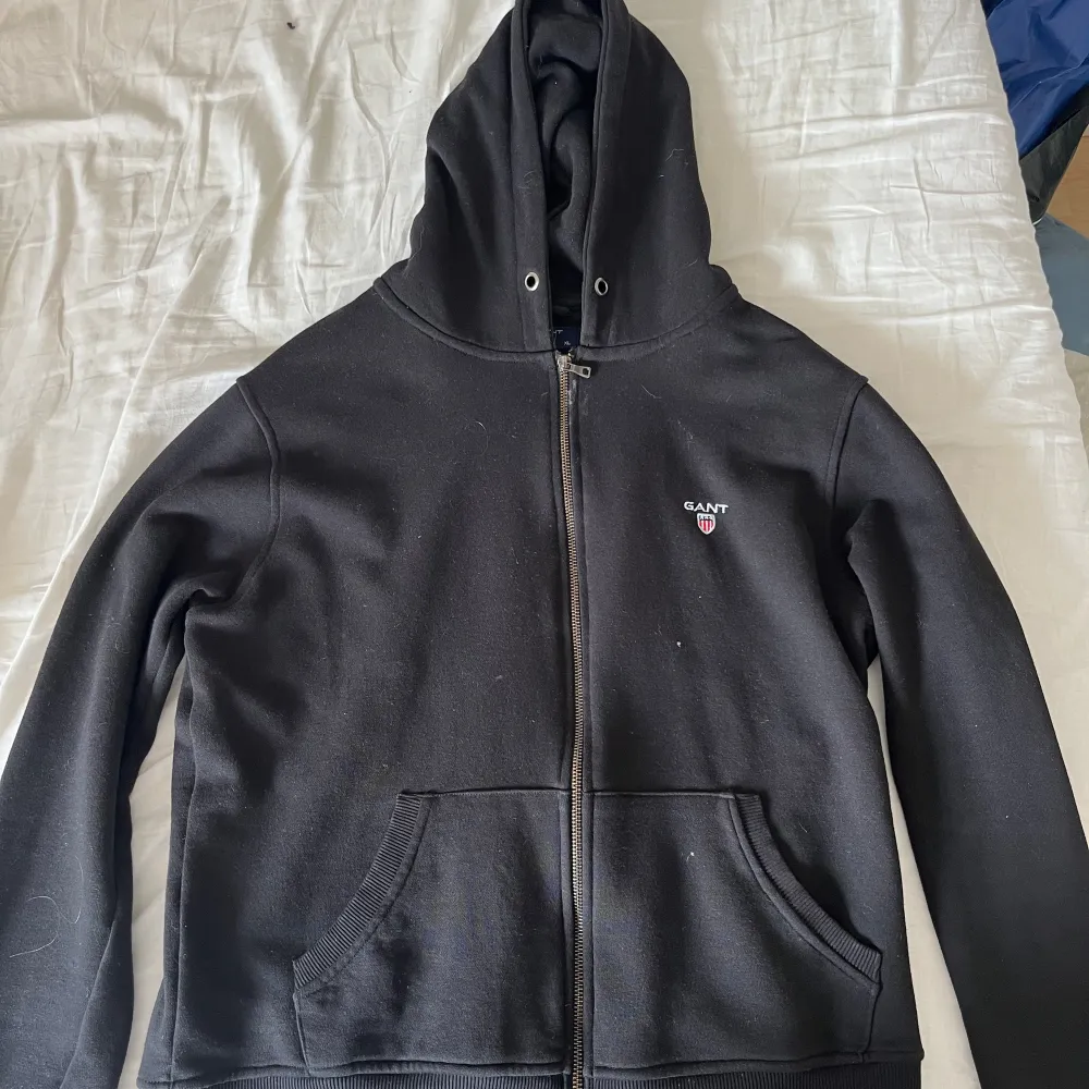 Gant hoodie, bra skick, (relativt kort zip hoodie vilket gör att skärpet snyggt syns🙃) nypris 850 kr.. Hoodies.