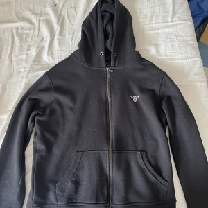 Gant hoodie - Gant hoodie, bra skick, (relativt kort zip hoodie vilket gör att skärpet snyggt syns🙃) nypris 850 kr.