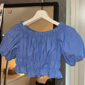 Blå topp  - Blå topp från zara. Använd en gång!! 