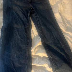Ett par jättefina baggy jeans som har coola fickor. Jag har klippt där nere på längden då jeansen tidigare har haft fransar och kan riskera att få det igen. Passar baggy för xs-s beroende på hur baggy man vill ha