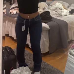 Jätte snygga lågmidjade jeans från BikBok. Jeansen är i jätte bra skick, som nya💞 köpta får 699! ( lånade bilder)