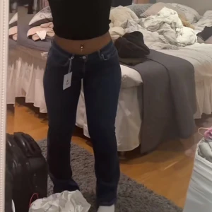 Lågmidjade jeans - Jätte snygga lågmidjade jeans från BikBok. Jeansen är i jätte bra skick, som nya💞 köpta får 699! ( lånade bilder)