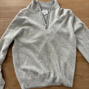 Cashmere/merino zip - Använd ett fåtal gånger men nyskick Strl xs  Från s&t studios men säljs inte längre