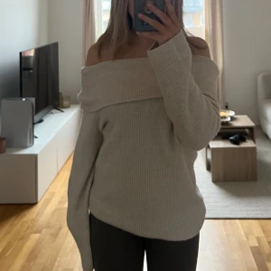 tröja - populär offshoulder från hm, så skön och knappt använd🩷 ganska stor i storleken 