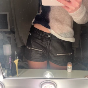 Skinnshorts - Skinnshorts från Jofama 🖤 Storleken är 34, skulle säga som en XS/S