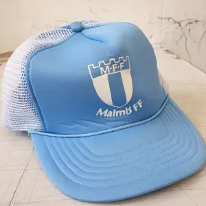 Vintage keps med Malmö FF tryck fram på fronten  80/90-tal. Aldrig använd  One size fits all/ en storlek passar alla Klassiska spännet bak