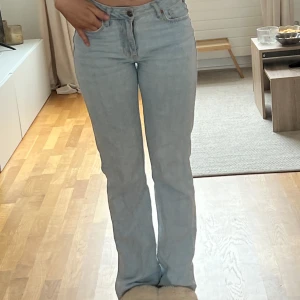 jeans - ljusblåa, modellen ”low straight” w25 L32 