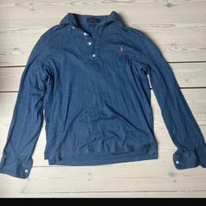 Ralph lauren polotröja - Tja säljer nu denna as feta Ralph lauren polo tröja för endast 220. I storlek M hör gärna av er för fler frågor.