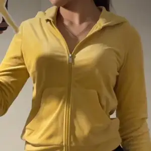 En jätte skön gul tröja från Gina tricot som också passar bra med jeans👖😍