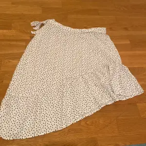 En prickig kjol perfekt till sommaren väldigt sval och skön säljer för att det är inte riktigt min stil längre❤️