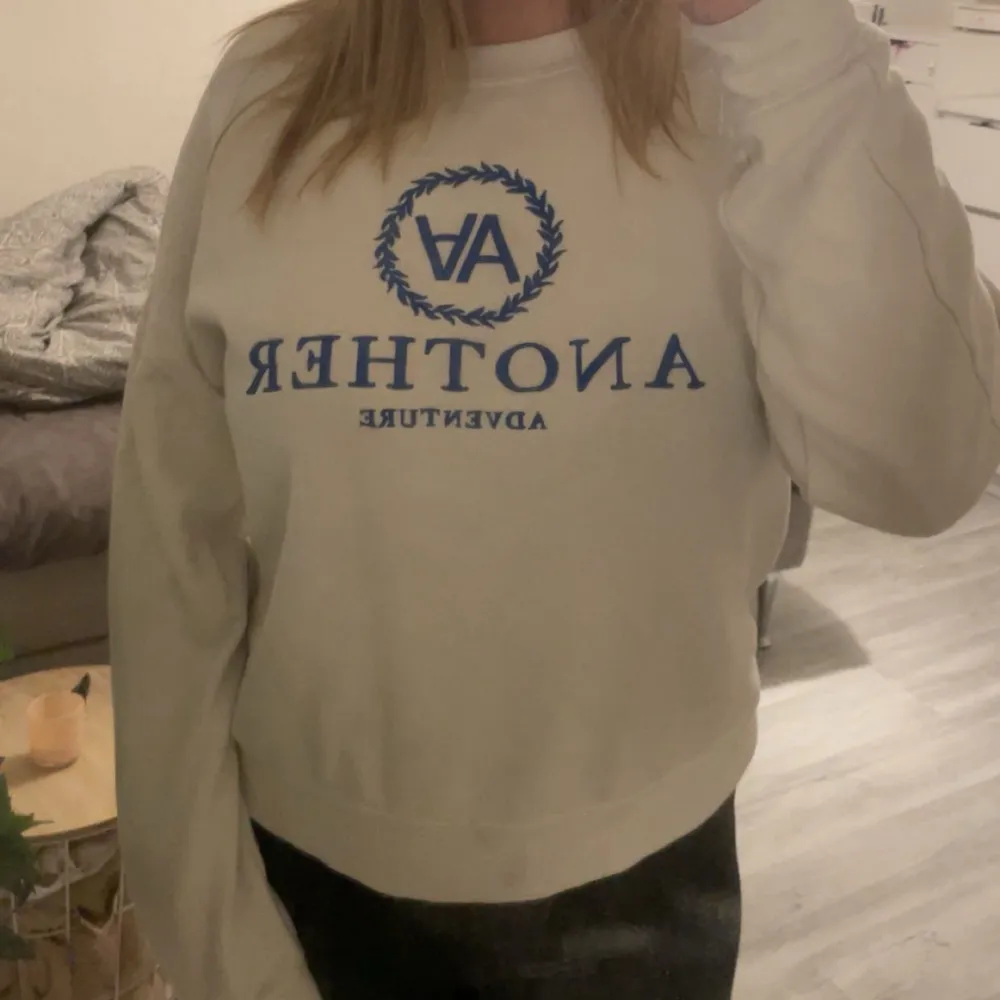 Storlek L men skulle säga att den är mycket mindre i storleken.. Hoodies.