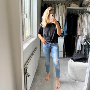 Crocker jeans 25 - Crocker jeans ljusblå, hål på benet dragkedja vid anklarna.  Storlek 25 (kortare längd)  