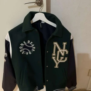Varsity jacket - Oanvänd varsity jacka från H&M. Storlek S.  Priset kan vi diskutera.