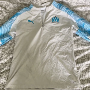Marseille tröja  - Säljer denna långärmade Marseille tröjan som är i mycket fint skick😃  Hör av er vid övriga frågor!