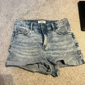 Säljer dessa snygga jeans shorts perfekta till sommaren. Kom privat för mer info eller bilder
