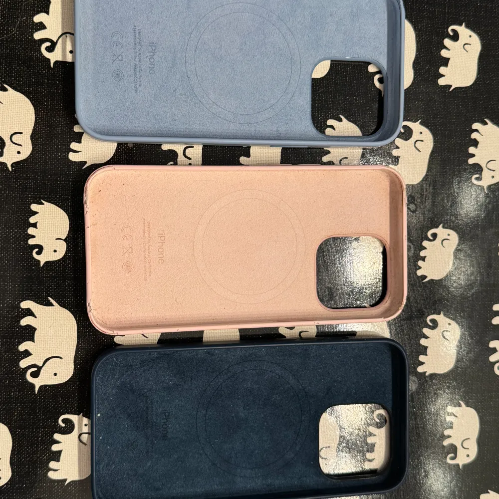 Skal till 13Pro - de blåa är i gott skick, det rosa är lite mer använt och är därför lite billigare💕200kr/st för de blåa och 150kr/st för det rosa⭐️Orginalpris är ca 800kr styck! . Asusteet.