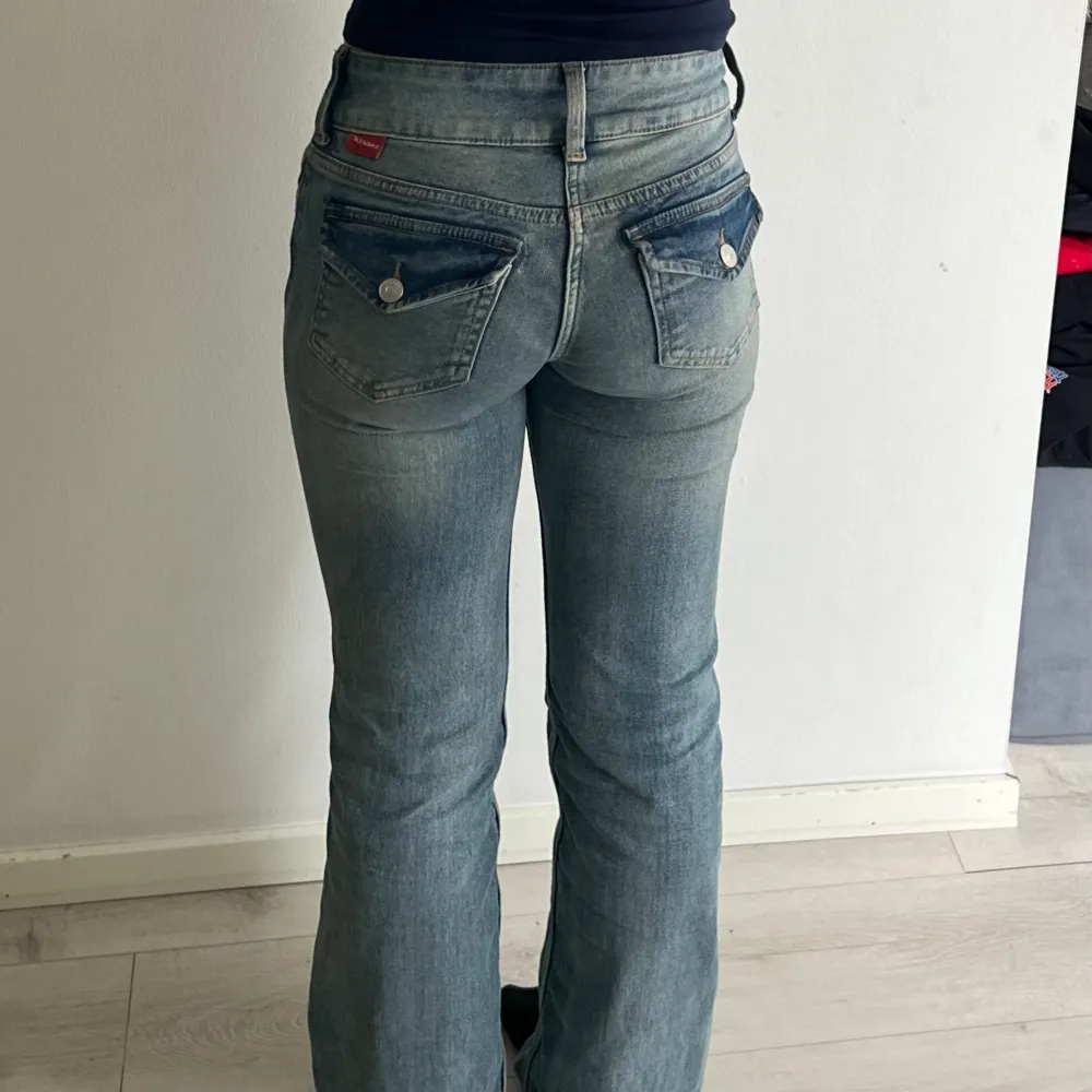 Low waist jeans i bra skick, använda ett par gånger men finns inga defekter☺️storlek 32 sitter perfekt i längden för mig som är 160cm lång. Jeans & Byxor.