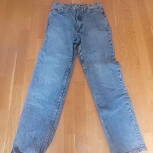 Blå jeans från Weeday, modell Galaxy loose straight  