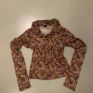 Tunn blus - Jätte söt tunn blus från urban outfitters. Använt den någon enstaka gång, nyskick. 