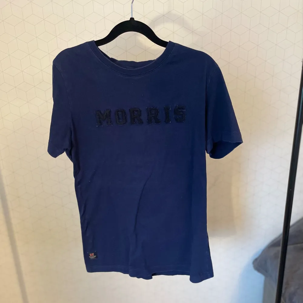 En Morris T-Shirt i bra skick. Inga skador eller liknande. Hör av er vid frågor eller funderingar! . T-shirts.
