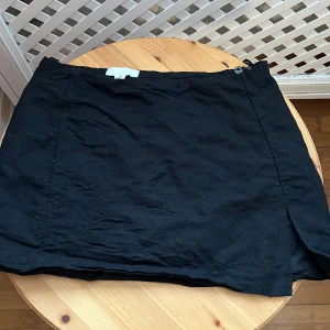 Svart kjol - Svart kjol från HM i strl 38.