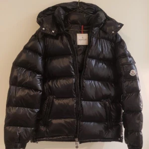 moncler jacka maya - min fina moncler jacka som jag har växt ut och vill skaffa en som är mer för min ålder. köpt här på plick för 10,000 och säljer för 4000💓💓 inte äkta