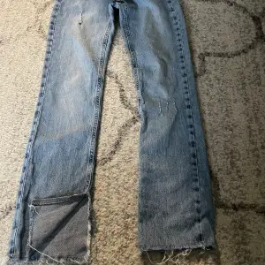Blå jeans från zara med slits på sidan där nere som tyvärr är för små för mig men är skit snygga när man har dem på💘Dem är i storlek 32 och har användt dem två gånger. Hör av dig om du är intresserad eller har frågor💘
