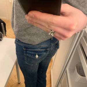 Jättesnygga lågmidjade jeans från hm! Använda 2 gånger, är i jättebra skick och säljer pga att de är för stora💕 lappen är borta men skulle gissa att de är storlek 40/42, dock ganska stora i storleken