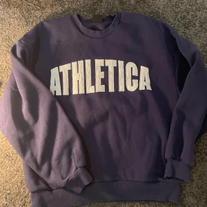 Sweatshirt  - Säljer denna sweatshirt från Gina som inte säljs längre🙏🏻🙏🏻 Tröjan är använd men har inga defekter💖 