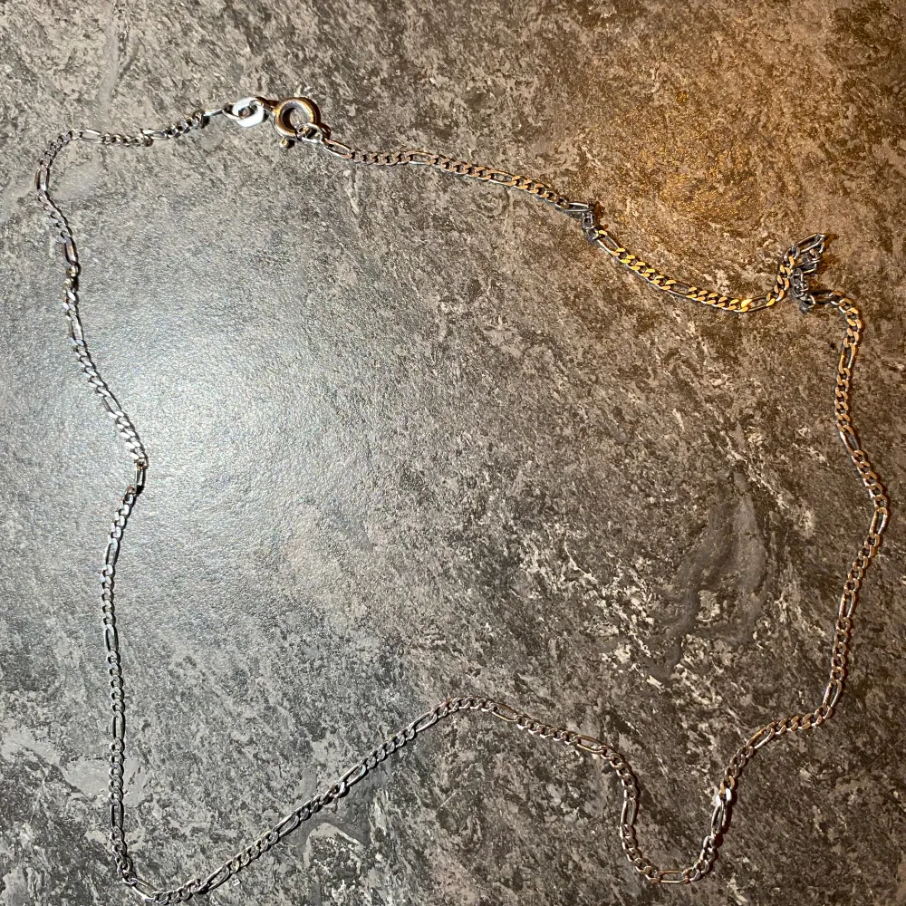 Äkta 925 silver halsband som är använd. 45cm lång. Skriv om du har några frågor :). Accessoarer.