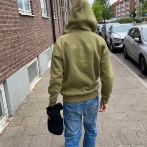 Grön Tuttolente zip Hoodie  - Säljer denna feta Tuttolente tröjan. Har inte användning av den längre för att jag har bytt stil men den är fortfarande i toppskick och ser ut som ny. Den är slutsåld på hemsidan så passa på⚡️