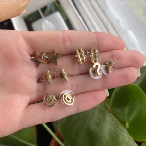 Små örhängen  - Små örhängen med olika symboler. 5kr/par. Mängdrabatt. Om du vill ha ett par skriv så lägger jag upp dem i en egen annons!