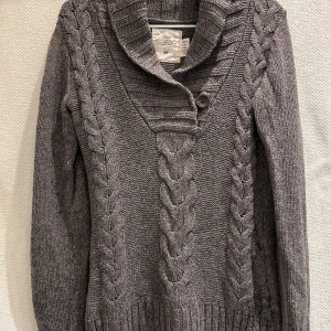 Stickad grå tröja från H&M - Stickad grå tröja. Använd men i bra skick.  Strl 170, använd som Small.  L.O.G.G. by H&M