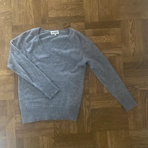 V-Ringad Soft Goat Tröja Kashmir - Nypris: Ca 2500 kr Mycket bra skick! Storlek: XS 100% Kashmir