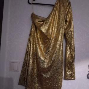 Guld färgad klänning st.L Ny med lapp Nypris 399:- Priset är prutbart 