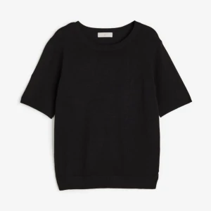 Stickad t-shirt - Finstickad tshirt från H&M. Nypris 179kr💕