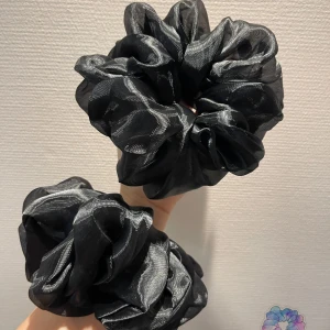 XXL- Black Scrunchies 1st - Mått diameter: ~20 cm(XXL) Material: Polyester Instagram: sol_scrunchies
