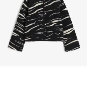 mysig tröja  - säljer denna tröja från HM,andvänt fåtal gånger❤️pris kan diskuteras