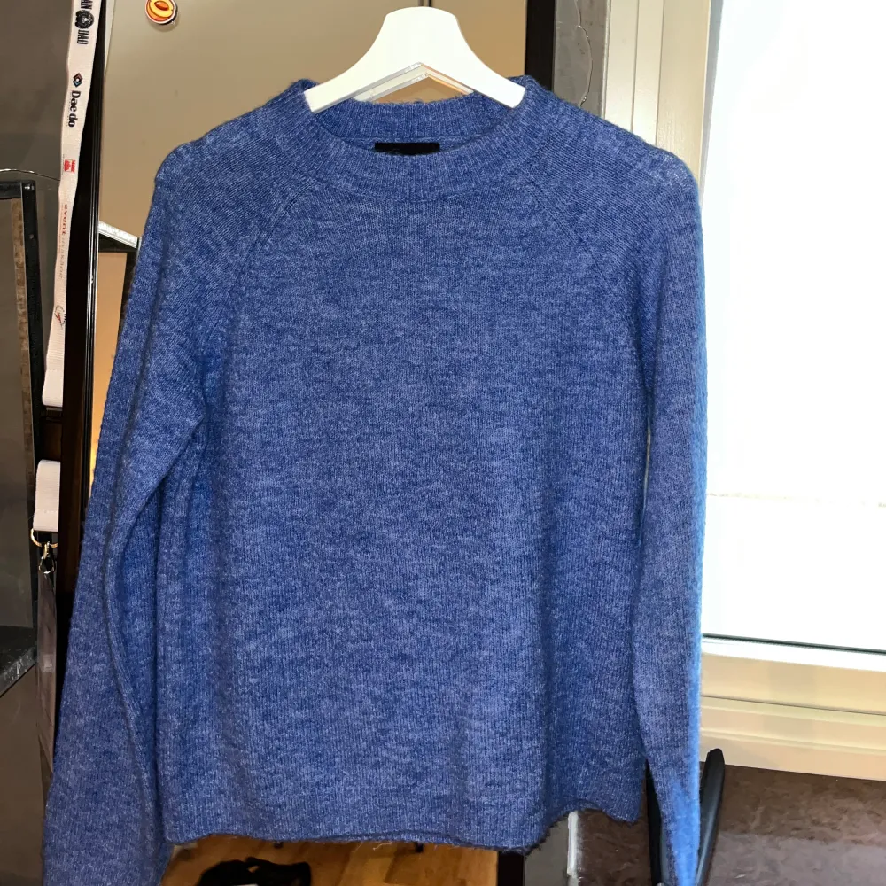 Blå stickad tröja från Pieces. Använd en gång!💙. Tröjor & Koftor.