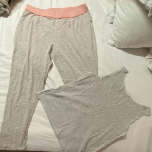 Jättefin pyjamas (48/50) -  Jättefint skick  Av bomull/viskos  Rök- och djurfritt hem