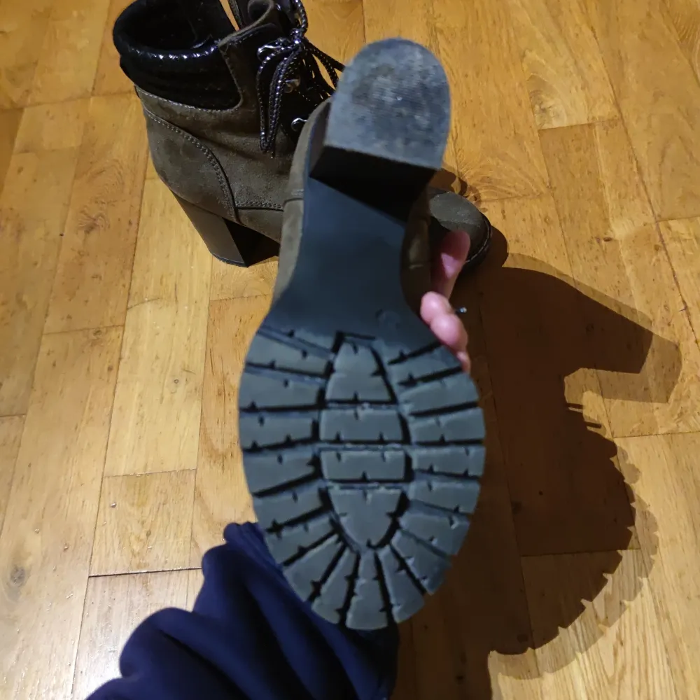 Snygga skor med klack  Använda fåtal gånger så minimalt med slitage  På klack Priset är prutbart ☺️ Fler bilder kan ordnas om så önskas ☺️. Skor.