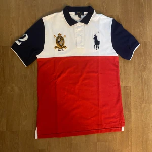 Polo ralph lauren piké - Polo ralph lauren piké i storlek L men passar M.  Skulle gissa att den passar folk mellan 175-182cm. -skicket är nästan som nytt! -hör av er kring frågor. -instagram @8x8polo
