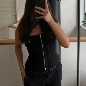 Zara jeanskorsett  - Säljer denna jätte snygga helt oanvända zara jeanskorsetten till någon fellow baddie som hade rockat den. Stretchig och tyvärr för stor på mig.