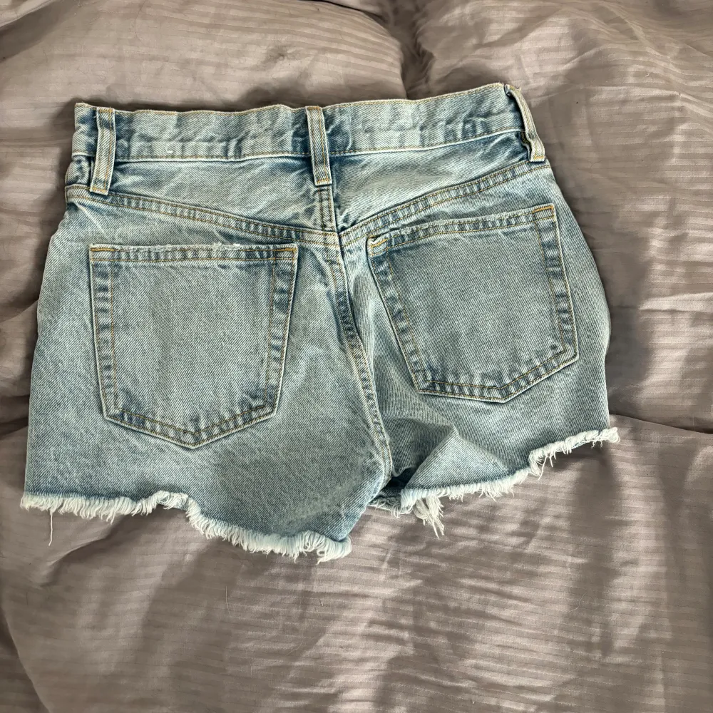 Säljer mina superfina jeansshorts med slitningar då de är för stora på mig, aldrig använda 💞. Shorts.