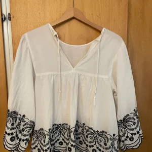 Slutsåld Zara Blus - Slutsåld blus från Zara (tillverkas inte längre) Storlek S  Använd ett fåtal gånger, har en liten defekt på INSIDAN, men är i mycket bra skick!!