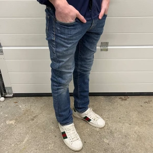 Levis 511 - Levi’s jeans 511 i färgen blå. Storlek 28/32 och modellen på bilden är 178 cm. Fint skick, nypris 1099, köp för endast 299kr.  Fast pris gäller