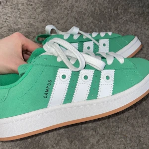 Campus 00s- skateskor - Säljer oanvända adidas campus 00s skateskor i storlek 38. Vita skosnören medföljer också